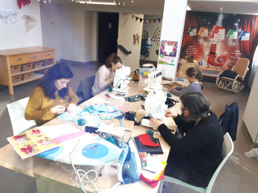 Ateliers couture Petit groupe d’adultes pendant un atelier couture Thefourmi Créations à Cugnaux