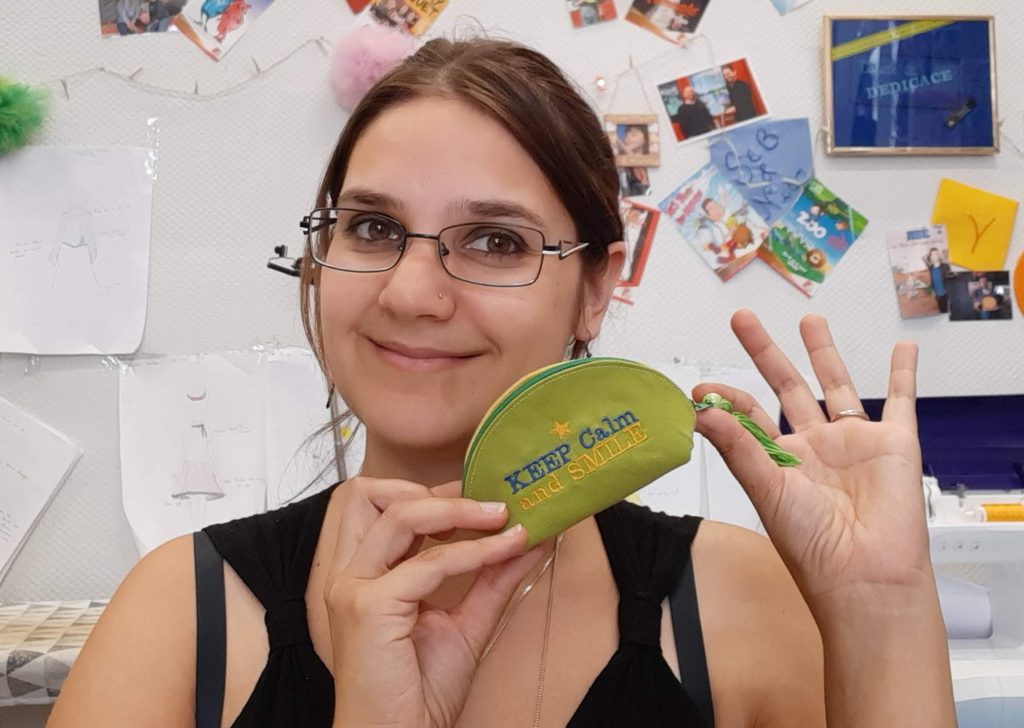 Marie Lassignardie présentant une création réalisée à l’atelier Thefourmi Créations